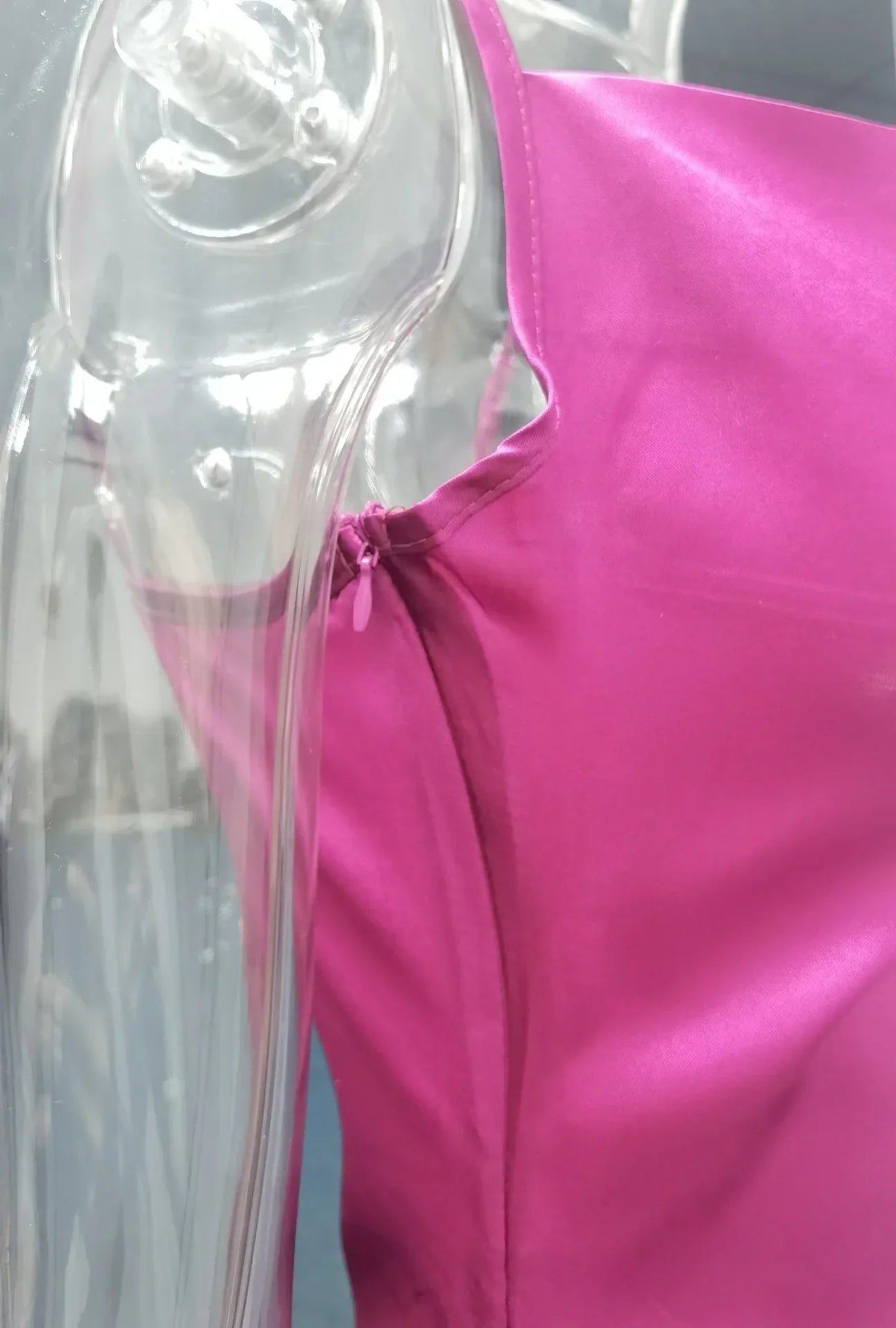 Robe en satin pour femme - Sexy et sophistiquée.