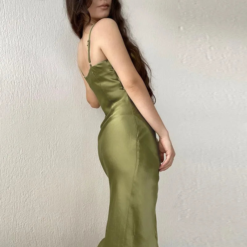 Robe en satin pour femme - Sexy et sophistiquée.