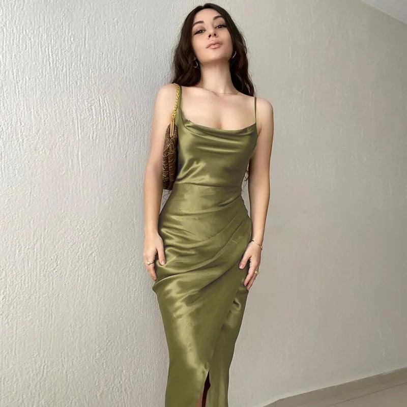 Robe en satin pour femme - Sexy et sophistiquée.