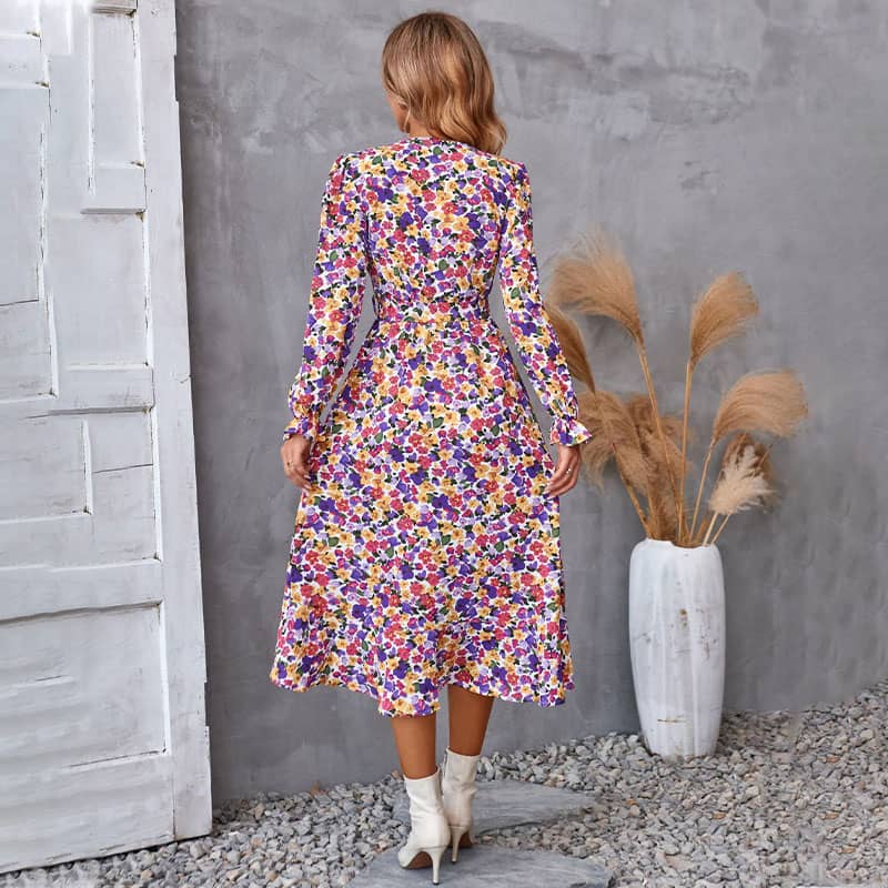 Robe à encolure en V avec ourlet floral irrégulier et fronceur de taille