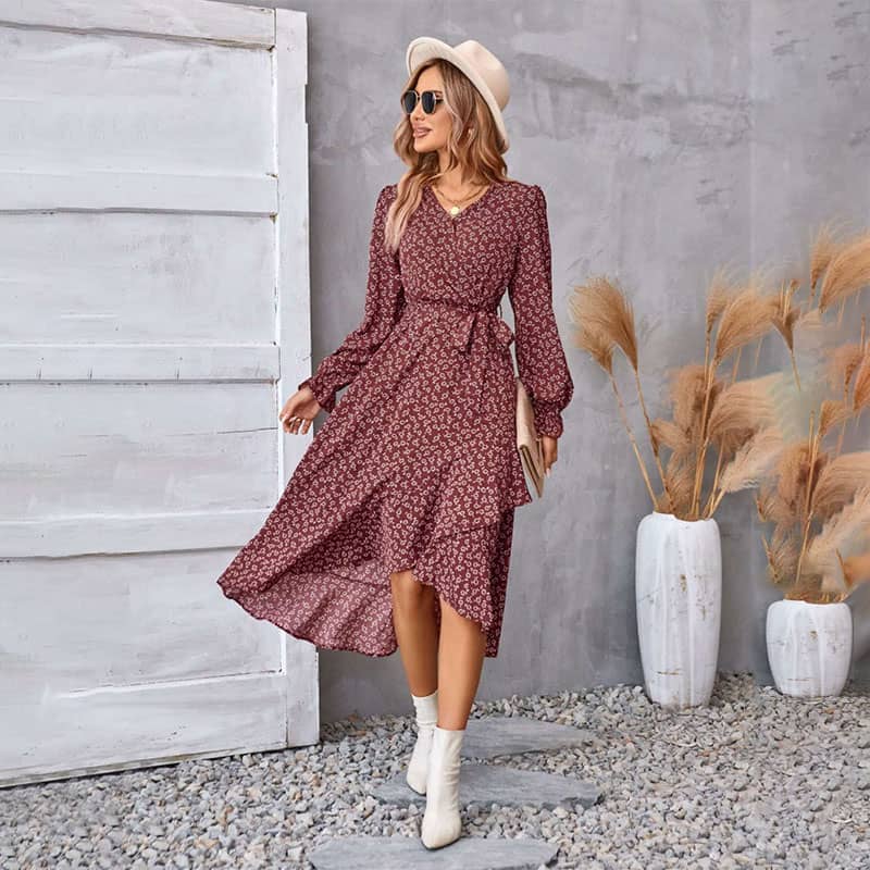 Robe à encolure en V avec ourlet floral irrégulier et fronceur de taille