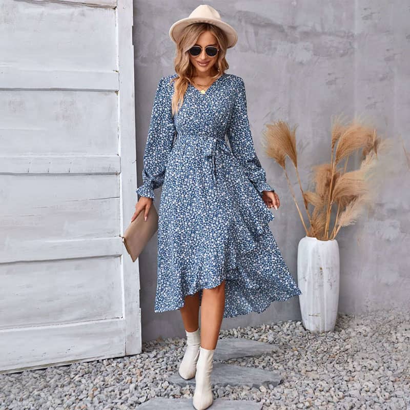 Robe à encolure en V avec ourlet floral irrégulier et fronceur de taille
