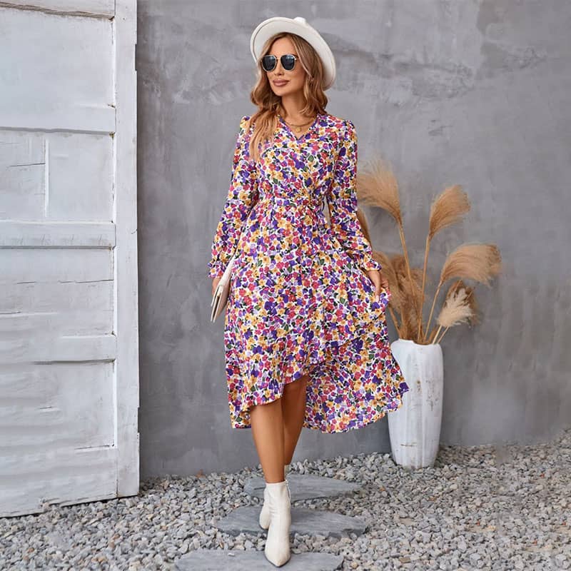 Robe à encolure en V avec ourlet floral irrégulier et fronceur de taille